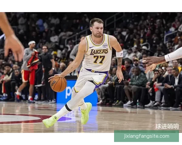 东契奇三节砍40分创湖人单赛季三分新纪录 里夫斯迎个人里程碑